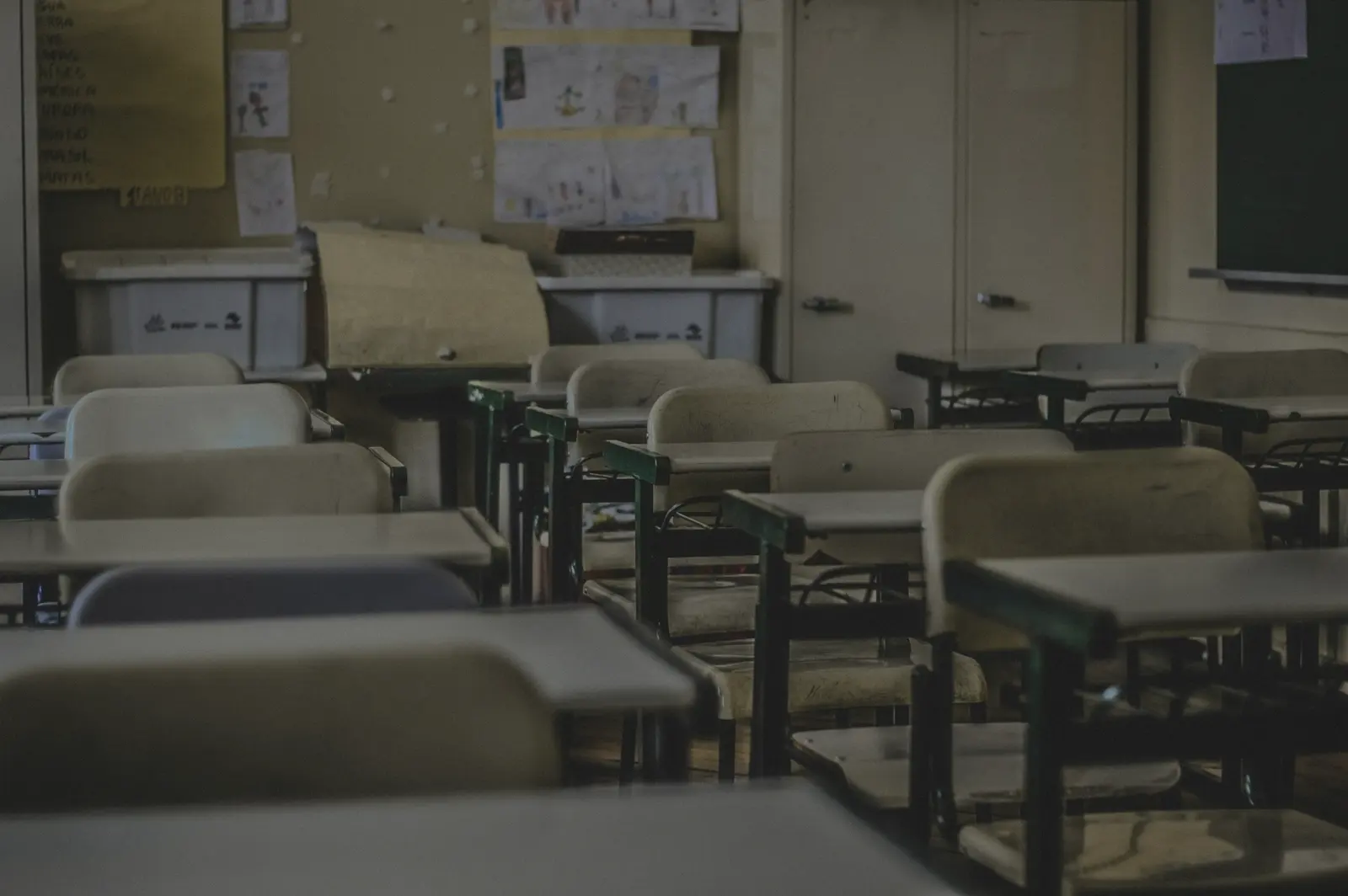 Sala de aula de escola pública brasileira
