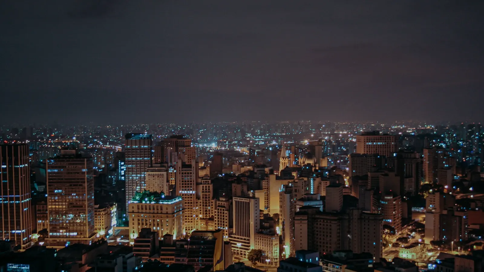 São Paulo à noite — a cidade onde a juventude trabalha e estuda